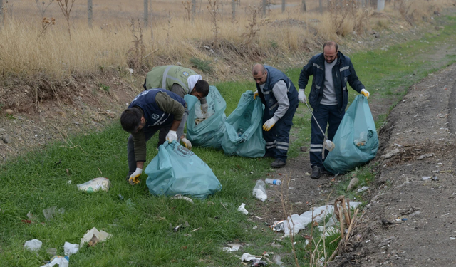 Diyarbakır’da şok görüntü: Şanlıurfa yolundan Bir günde 160 torba çöp toplandı!