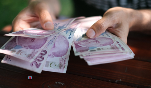 Diyarbakır’da taksici aracında bulduğu parayı sahibine geri verdi