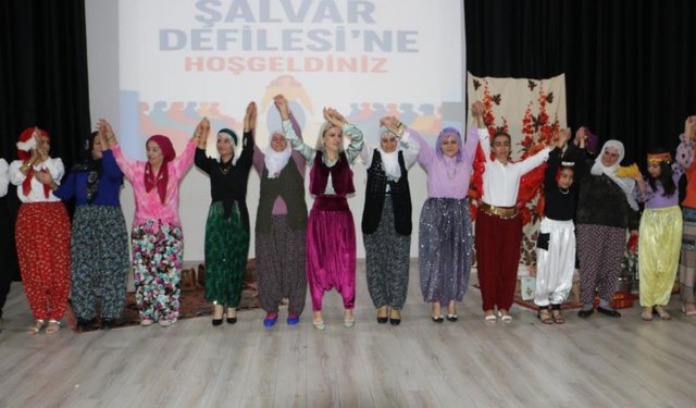 Diyarbakır’da zamansız şalvar defilesi büyüledi: 7 bölgenin kültürü aynı podyumda!