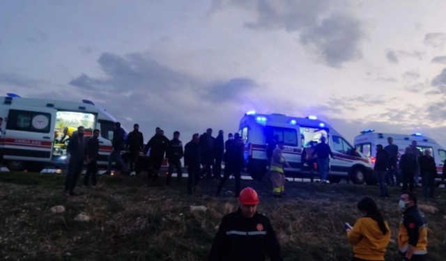 Mardin-Diyarbakır yolunda takla atan araç: 1 ölü, 2 yaralı