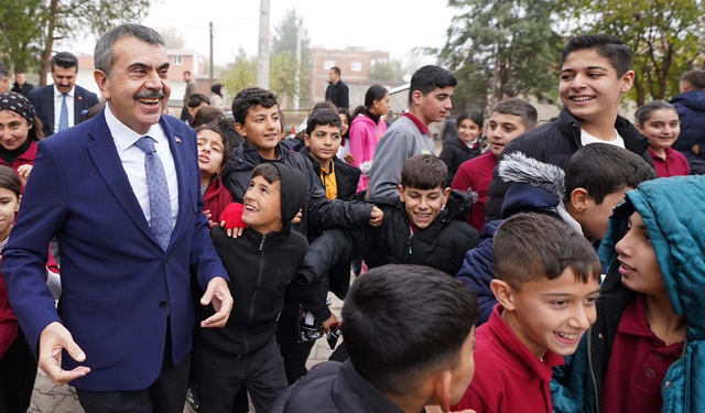 Milli Eğitim Bakanı Tekin, Diyarbakır’da okul ziyaret etti