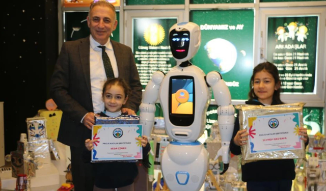 Diyarbakır’da minik mucitlerden atıklara hayat: Robot sergisi ilgi gördü