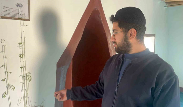 Diyarbakır’daki camide duvardan bitki çıktı