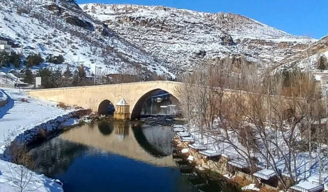 850 yıllık Haburman Köprüsü karda kartpostallık manzara sundu