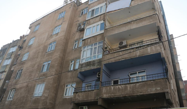 Bağlar’da riskli bina boşaltıldı, vatandaşlar eşyaları için bekledi