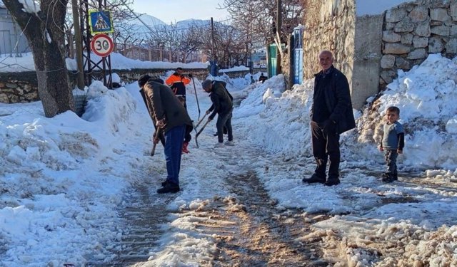 Çermik'te vatandaş inisiyatifi: Karla kaplı yolları kendi imkanlarıyla açtılar