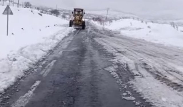 Kar kalınlığı 50 santimetreyi bulmuştu: Çermik'te köy yolları birer birer açılıyor