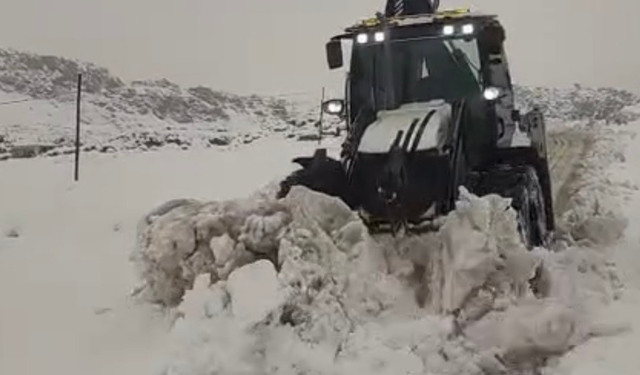 Çermik’te kar engeli aşıldı: Kapanan mahalle yolları ulaşıma açıldı