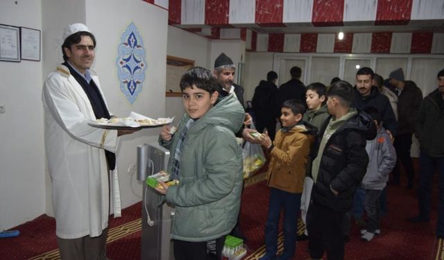 Dicle'de Kandil Sıcaklığı: Cemaat Miraç Kandili'ni Dualarla Karşıladı