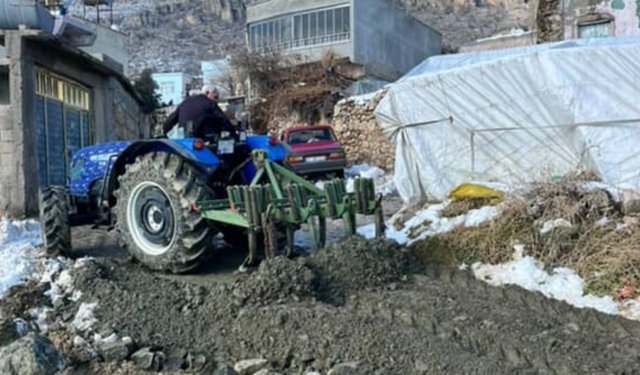 İmece ruhu yeniden hayat buldu: Diyarbakır Çermik'te bozulan yolu köylüler düzeltti