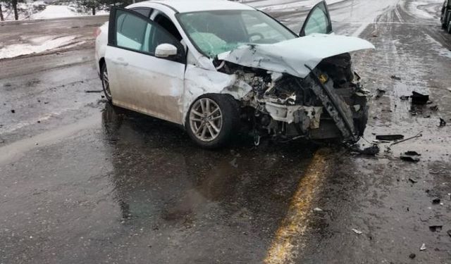 Diyarbakır'da TIR ile otomobil çarpıştı: 2 kişi yaralandı