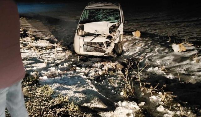 Diyarbakır'da kaygan yolda üç araç birbirine girdi: Yaralılar var