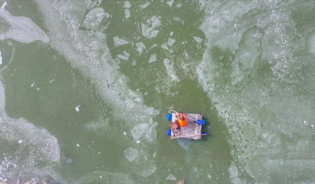 Diyarbakır’da donan baraj gölünde zorlu av mesaisi