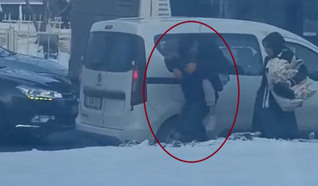 Diyarbakır’da insanlık manzarası: Trafik kilitlendi, hastayı sırtında taşıdı