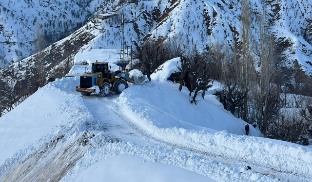 Diyarbakır’da karla mücadelede bin kilometrelik yol açıldı