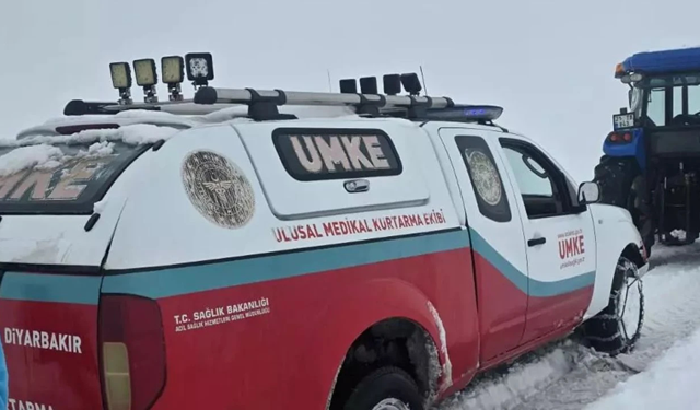 Diyarbakır’da karlı yollar UMKE’yi durduramadı: 2 yaşındaki çocuk hastaneye ulaştırıldı