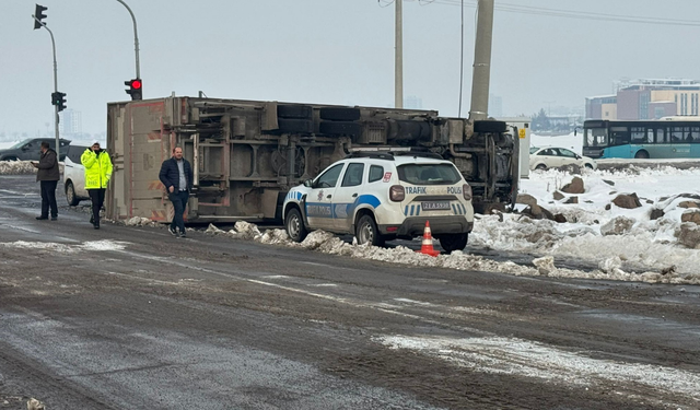 Diyarbakır’da kaygan yolda tır devrildi: Sürücü yaralandı