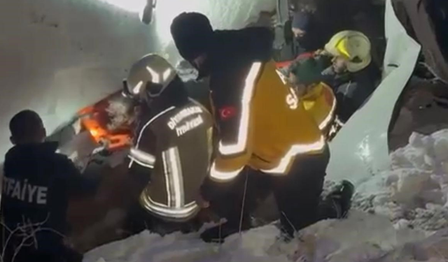 Diyarbakır’da korku dolu kaza: Araç şarampole uçtu, sürücü sıkıştı