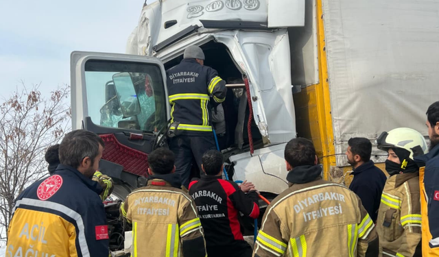 Diyarbakır’da korkutan Tır kazası! sürücünün durumu ağır