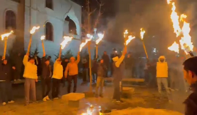 Diyarbakır’da meşaleli Halep protestosu: Bismil’de Rojava’ya destek çağrısı