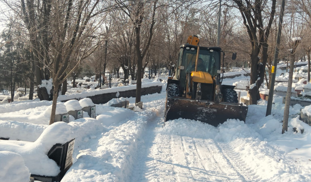 Diyarbakır’da mezarlıklarda kar mesaisi: Ziyaretler güvenli hale getirildi