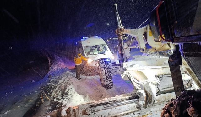 Hazro’da kar engelini aşan müdahale: 1 yaşındaki Mina’ya greyder eşliğinde ulaşıldı