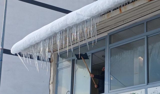 Diyarbakır Kulp buz kesti: Çatılarda sarkıtlar oluştu