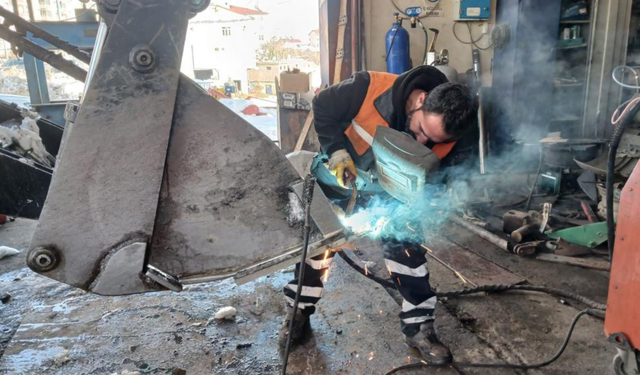 Kulp’ta dondurucu soğuk oto tamircilerini zorluyor