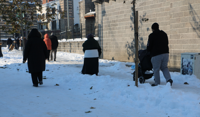 Sur’da kar krizi büyüyor: Esnaf ve vatandaş isyanda “6 gündür kimse gelmedi”