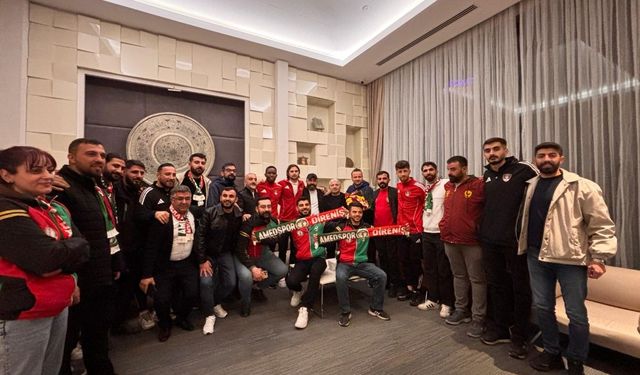 Amedspor taraftarı alkışı hak etti: Vanspor kafilesini ziyaret edip çiçek verdiler