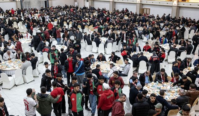 Amedspor ve Vansporlu taraftarlar tribünden önce dostluk iftarında buluştu