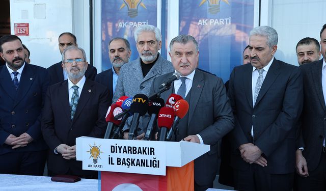 Bakan Diyarbakır'dan konuştu: Birileri gibi deprem turisti değiliz