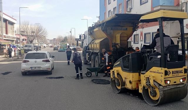 Diyarbakır'da kar ve don sonrası sürücülerin kabusu olan yollar asfaltlanıyor