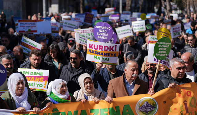 Diyarbakır’da Dünya Anadil Günü yürüyüşü: Yüzlerce kişi katıldı