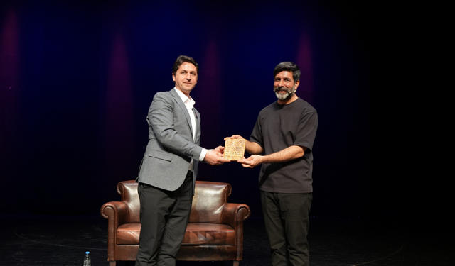 Diyarbakır’da Dünya Anadil Günü’nde Kürtçe Stand-Up rüzgarı! ‘Dawîya Dawî’ salonu doldurdu”