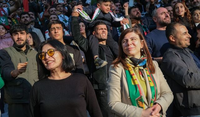 Diyarbakır Büyükşehir Eşbaşkanı Bucak Amedspor maçını taraftarın arasında izledi!