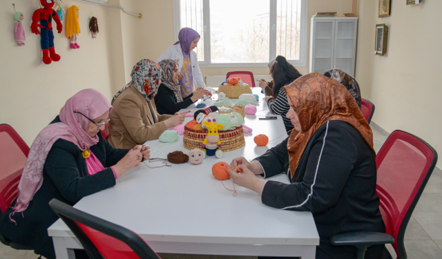 82 yaşındaki Nihal teyze herkese ders verdi! “Öğrenmenin yaşı yok”