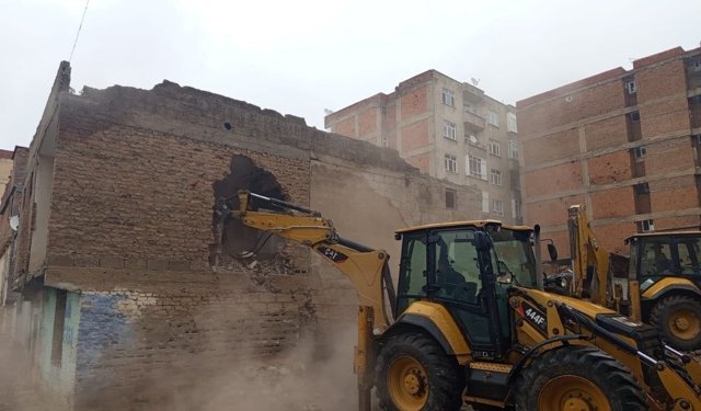Diyarbakır'da can güvenliğini tehdit eden binalar yıkılıyor