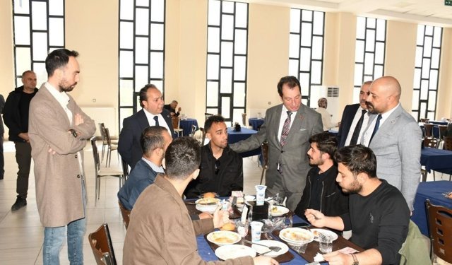 Dicle Üniversitesi'nde öğrencilerin öğle yemeğinde sürpriz misafiri vardı