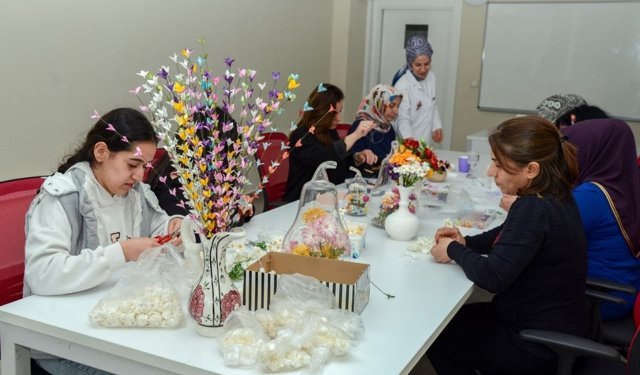 Diyarbakır'da kadınların ikinci adresi: Kurslar terapi gibi