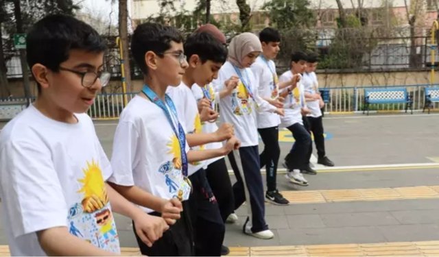 Diyarbakır'a şampiyonlukla dönen sporculardan halaylı kutlama