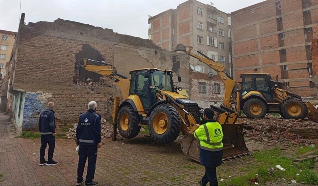 Diyarbakır’da yıkım başladı! 90 metruk bina yerle bir edildi