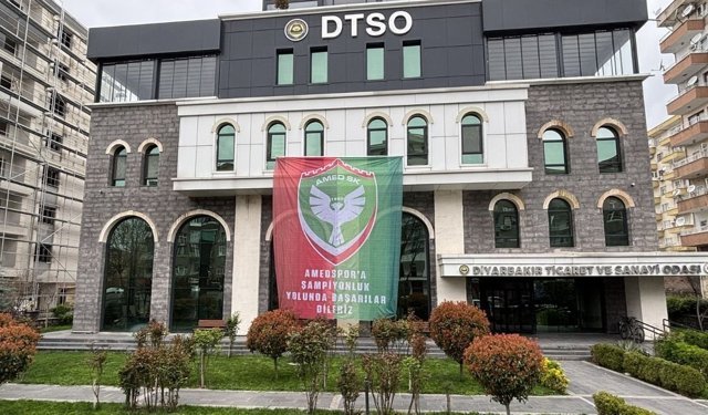 Diyarbakır Ticaret ve Sanayi Odası'ndan Amedspor'a dev bayraklı destek