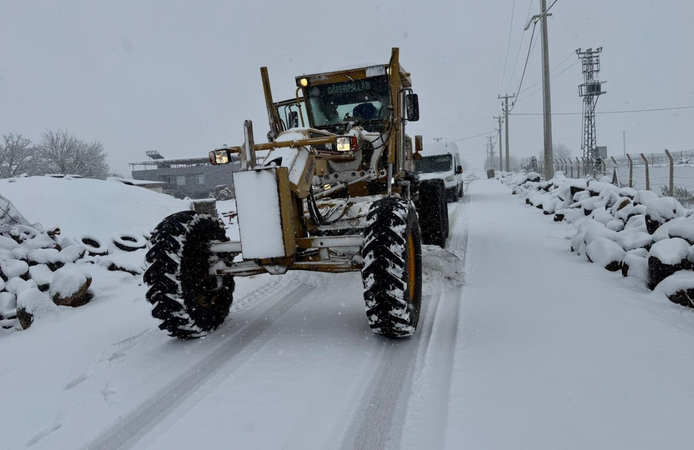 Diyarbakır’da kırsalda karla mücadele: 572,5 kilometrelik yol ulaşıma açıldı