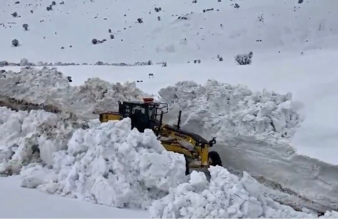 Diyarbakır'ın yanı başında büyük mücadele: Kar kalınlığı 2 metreye ulaştı