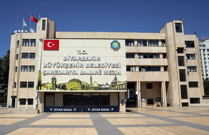 Diyarbakır Sur’da kaldırım gerginliği! Büyükşehir’den gece açıklaması