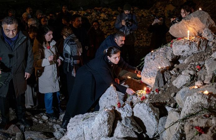 Diyarbakır'da saat 04.17'de yine hayat durdu: Enkaza mumlar, karanfiller bırakıldı