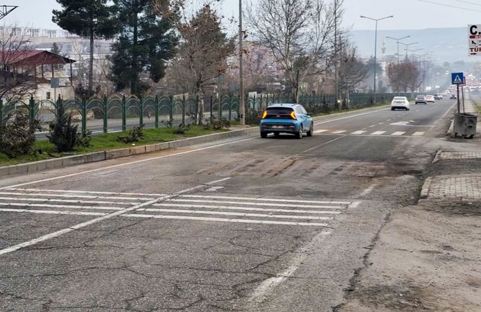 Çöküntü 4 saatte düzeltildi: Silvan yolunda trafik normale döndü