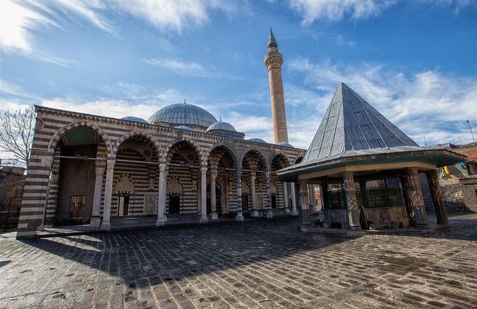 Ramazan ayının maneviyatı burada yaşıyor: Behram Paşa Camii