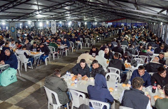 Diyarbakır'da 230 bin kişiye sofra kuruldu: Ailelere dev destek sağlandı